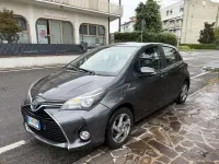 Usata Toyota Yaris Hybrid Active 75 CV (55 kW) 2015 Grigio Berlina