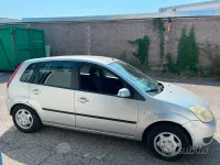Usata Ford Fiesta 90 CV (66 kW) 2005 Grigio Utilitaria