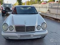 Usata Mercedes E200 Avantgarde 136 CV (100 kW) 1996 Grigio Berlina