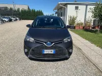 Usata Toyota Yaris Hybrid Active 75 CV (55 kW) 2015 Grigio scuro Berlina