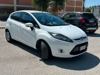 Usata Ford Fiesta 97 CV (71 kW) 2012 Bianco Berlina