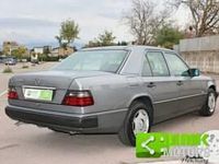 Usata Mercedes E200 Elegance 136 CV (100 kW) 1994 Argento pastello Berlina