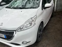 Usata Peugeot 208 Active 82 CV (60 kW) 2014 Bianco Utilitaria