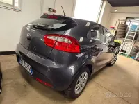 Usata Kia Rio Active 85 CV (62 kW) 2014 Grigio Berlina