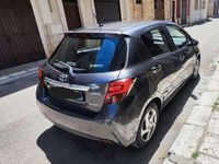 Usata Toyota Yaris Hybrid Active 75 CV (55 kW) 2015 Grigio Berlina