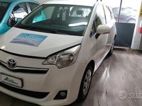 Usata Toyota Verso-S Active 99 CV (72 kW) 2011 Bianco Monovolume