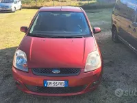 Usata Ford Fiesta 68 CV (50 kW) 2008 Arancione Utilitaria