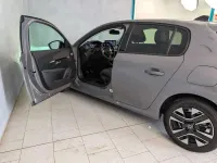 Usata Peugeot 208 Allure 101 CV (74 kW) 2025 Grigio Utilitaria