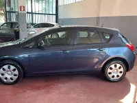 Usata Opel Astra 101 CV (74 kW) 2011 Bluazzurro Berlina