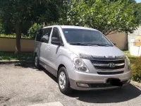 Käytetty Hyundai H-1 Active 170 HP (125 kW) 2010 Harmaa Tila-auto