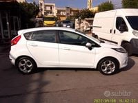 Usata Ford Fiesta 97 CV (71 kW) 2012 Bianco Utilitaria