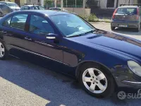 Usata Mercedes E270 122 CV (89 kW) 2004 Blu Berlina