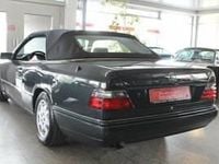 Usata Mercedes E300 Sportline 220 CV (161 kW) 1996 Nero Cabrio