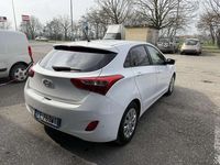 Begagnad Hyundai i30 Comfort 101 HK (74 kW) 2016 Vit Sedan