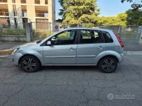 Usata Ford Fiesta 90 CV (66 kW) 2008 Grigio Utilitaria