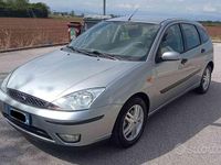 Usata Ford Focus Zetec 100 CV (73 kW) 2004 Grigio Berlina