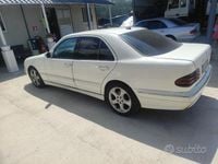Usata Mercedes E220 143 CV (105 kW) 2001 Bianco Berlina