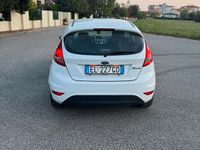 Usata Ford Fiesta 70 CV (51 kW) 2012 Bianco Utilitaria