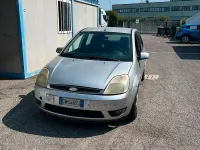 Usata Ford Fiesta 90 CV (66 kW) 2005 Grigio Utilitaria