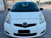 Usata Toyota Yaris 69 CV (50 kW) 2010 Bianco Utilitaria