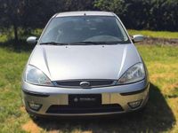 Usado Ford Focus Ghia 116 HP (85 kW) 2004 Prateado Sedan