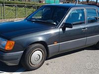 Usata Mercedes E200 122 CV (89 kW) 1990 Nero Berlina