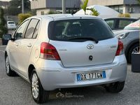Usata Toyota Yaris 101 CV (74 kW) 2009 Gray Utilitaria