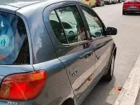 Usata Toyota Yaris 65 CV (47 kW) 2004 Grigio Berlina