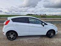 Second-hand Ford Fiesta Titanium 97 CP (71 kW) 2015 Alb Berlinǎ