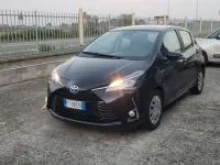 Usata Toyota Yaris Hybrid Cool 73 CV (53 kW) 2019 Blu Berlina