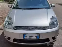Usata Ford Fiesta Ghia 68 CV (50 kW) 2005 Grigio Utilitaria
