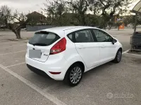 Usata Ford Fiesta 82 CV (60 kW) 2010 Bianco Berlina