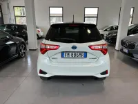 Usata Toyota Yaris Hybrid Active 73 CV (53 kW) 2018 Bianco Berlina