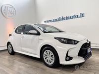 Usata Toyota Yaris Hybrid Business Edition 92 CV (67 kW) 2021 Bianco pastello Berlina