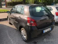 Usata Toyota Yaris 69 CV (50 kW) 2010 Grigio Utilitaria
