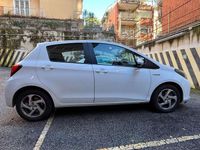Usata Toyota Yaris Hybrid Active 75 CV (55 kW) 2014 Bianco Berlina