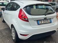 Usata Ford Fiesta 90 CV (66 kW) 2012 Bianco Utilitaria