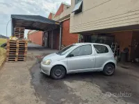 Usata Toyota Yaris 68 CV (50 kW) 2001 Grigio Utilitaria