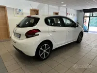 Usata Peugeot 208 Allure 75 CV (55 kW) 2018 Bianco Utilitaria