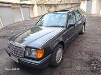 Usata Mercedes E200 122 CV (89 kW) 1987 Grigio Berlina