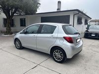 Usata Toyota Yaris Active 69 CV (50 kW) 2017 Argento Berlina