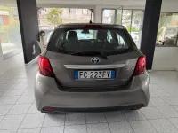 Usata Toyota Yaris Hybrid Active 73 CV (53 kW) 2016 Bianco Berlina