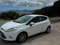 Usata Ford Fiesta 70 CV (51 kW) 2012 Bianco Berlina