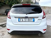 Usata Ford Fiesta 95 CV (69 kW) 2015 Bianco Berlina