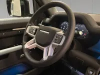 Usata Land Rover Defender SE Dynamic 200 CV (147 kW) 2025 Santorini black SUV