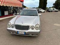 Usata Mercedes E220 Classic 143 CV (105 kW) 2001 Argento Berlina