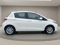 Usata Toyota Yaris Lounge 99 CV (72 kW) 2012 Bianco Berlina