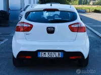 Usata Kia Rio EX 86 CV (63 kW) 2012 Bianco Berlina