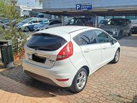 Usata Ford Fiesta Titanium 71 CV (52 kW) 2012 Bianco Utilitaria