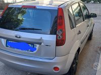 Usata Ford Fiesta 90 CV (66 kW) 2006 Grigio Utilitaria